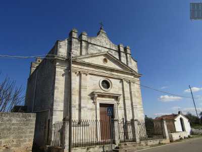 La cappella presenta una facciata abbastanza semplice, caratterizzata da un portale in legno sormontato da una finestra circolare e un piccolo rosone che sbuca al centro del timpano